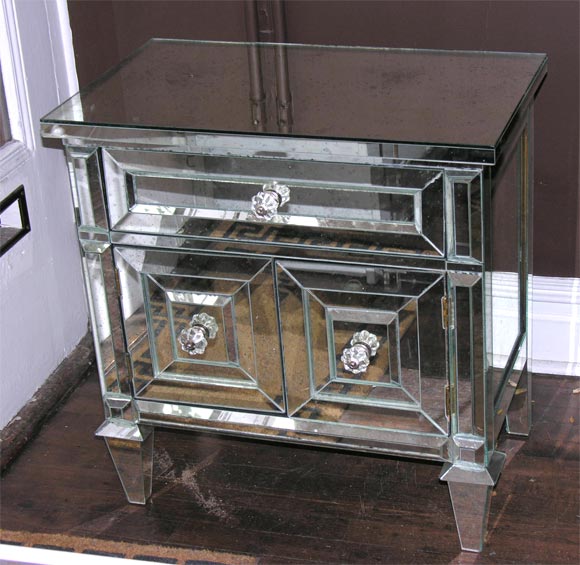 Mirrored commodes with cabinet with one drawer.