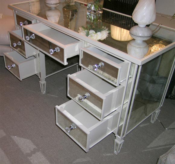 Contemporary Beautifully Made Mirrored 7-Drawer Vanity/Desk
