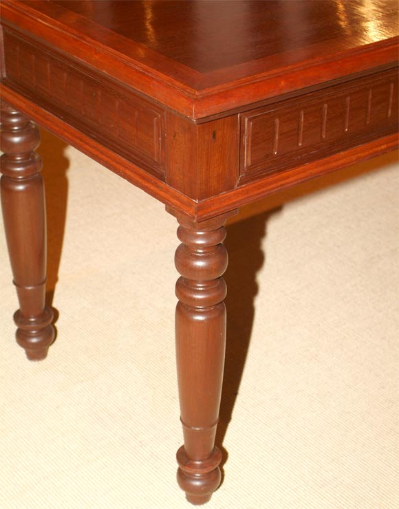 Turned Leg Table In Good Condition For Sale In San Francisco, CA