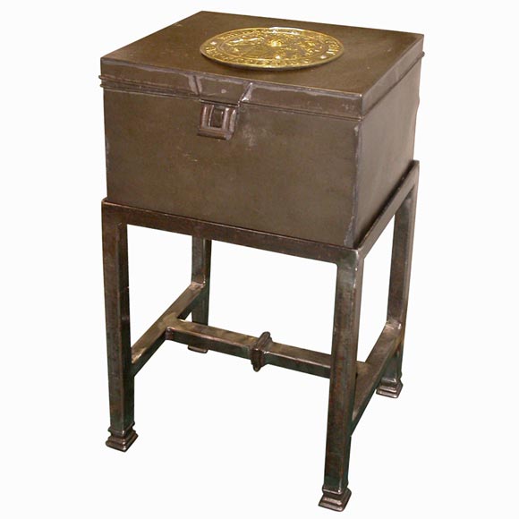 Antica scatola inglese in acciaio, placca in ottone, su supporto