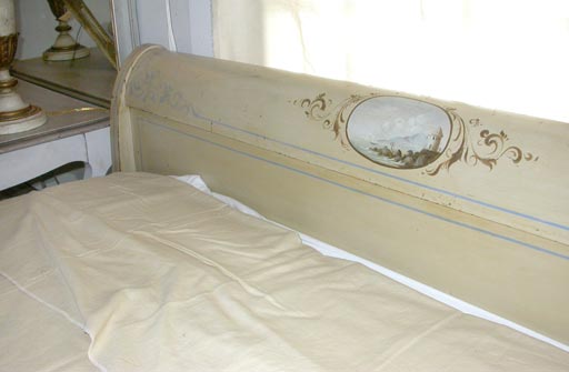 painted sleigh beds