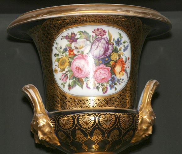 Pair of Royal Worcester Urns In Good Condition For Sale In Hudson, NY
