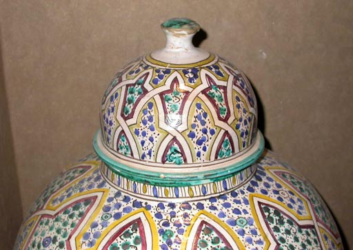 Große, detailreiche Keramikurne mit marokkanischen Motiven.