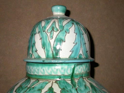 urna in ceramica con coperchio splendidamente dipinta a mano In condizioni buone in vendita a Bronx, NY