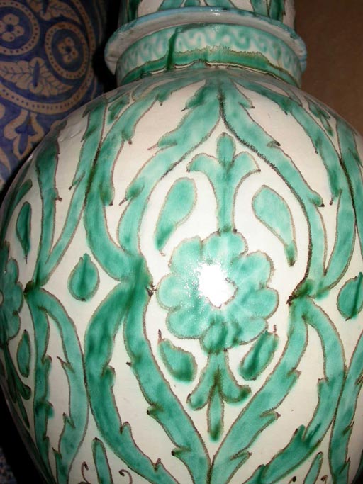 Metà XX secolo urna in ceramica con coperchio splendidamente dipinta a mano in vendita
