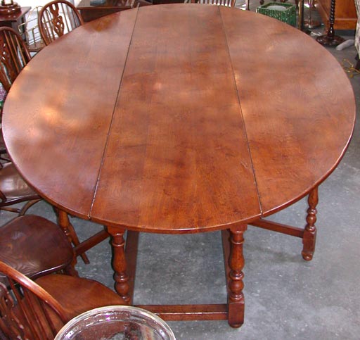 Oval Gateleg Dining Table In Good Condition For Sale In Bridgehampton, NY