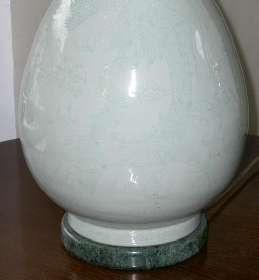 Chinesische Celadon-Vase mit Jade- (Kunst)sockel