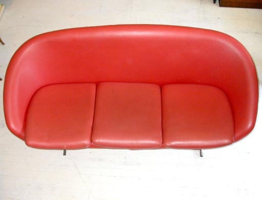 3 SEATER SETTEE In Good Condition For Sale In East Hampton, NY