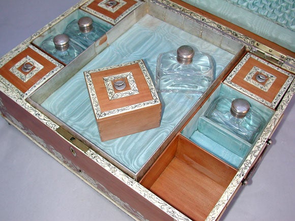 MAGNIFICENT ANGLO-INDIAN SANDALWOOD TOILETRIES BOX 3