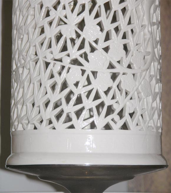 Pair of Internally Illuminating Asain Porcelian Table Lamps 3
