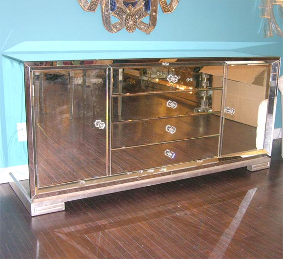 Console con base greca a specchio personalizzata.