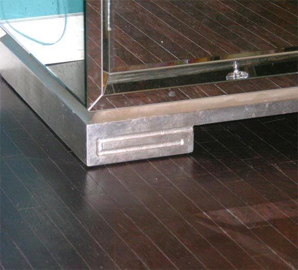 Americano Console personalizzata con base a chiave greca a specchio in vendita