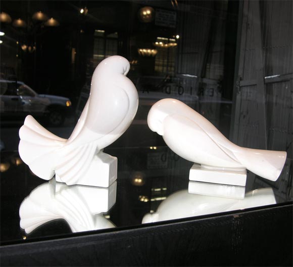Colombes en céramique Art Déco en ivoire et signées Adnet.<br />
La colombe la plus haute mesure 10 