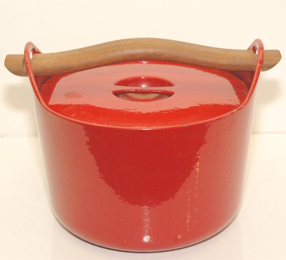Sarpaneva's famous enamelled cast iron cooking pot, made by Rosenlew & Co. in Finland, won a silver medal at the 1961 Milan Triennale for its designer, the first of many international honors awarded to this humble but exquisitely designed object. 