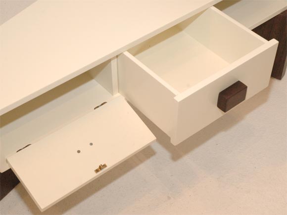 A Pair of Bedside Tables designed by William Haines In Good Condition In Palm Desert, CA