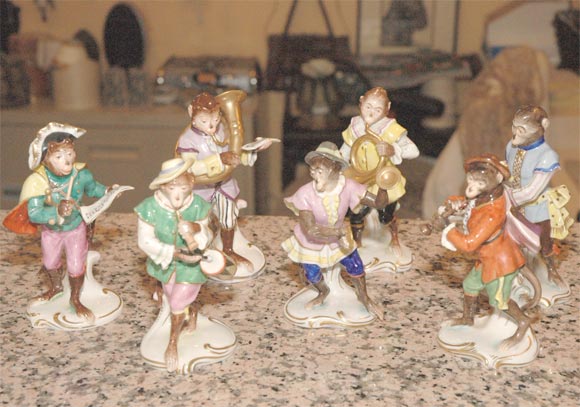 seven porcelaine  figurines  musicians in perfect condition