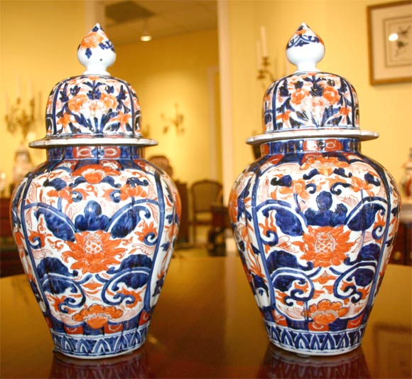 Pair of Scalloped Imari Covered Urns, 19th Century. For Sale 2