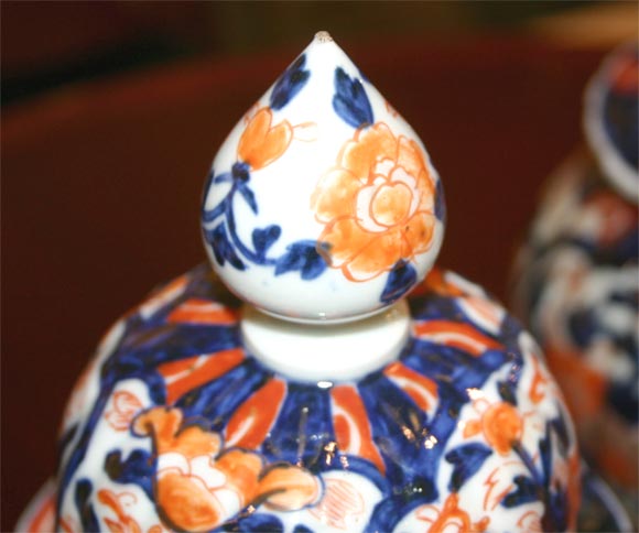 Pair of Scalloped Imari Covered Urns, 19th Century. For Sale 4