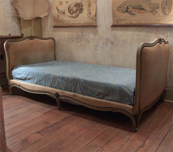 PLEASE NOTE:  AS OF 18 APRIL 2012, THE TOP LAYER OF PAINT HAS BEEN STRIPPED AND THE UPHOLSTERY HAS BEEN COMPLETELY REMOVED TO REVEAL THE BURLAP BENEATH.  THE LAST 3 PHOTOS DISPLAY ITS CURRENT STATE.  This Louis XV style day bed has nice carving and