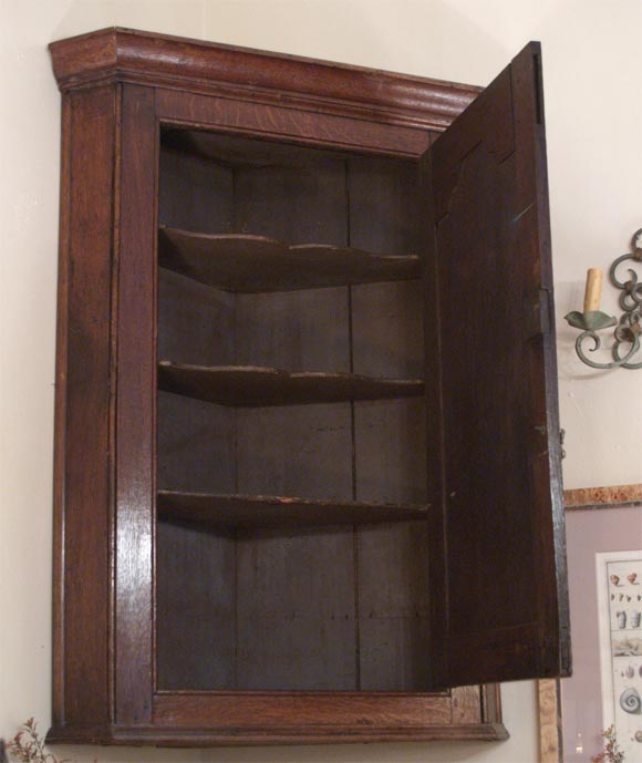 18th Century English Georgian Carved Oak Corner Cabinet In Good Condition For Sale In New Orleans, LA