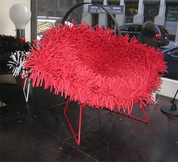 Il design senza tempo di Harry Bertoia è stato rivitalizzato in modo classico da Douglas Homer per incarnare design, comfort e tanta energia. Queste sedie sono estremamente comode e perfette per rilassarsi. Le sedie possono essere ordinate in uno