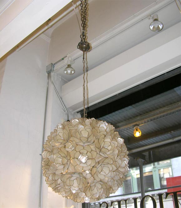 Un bellissimo lampadario in madreperla, francese, circa 1940.