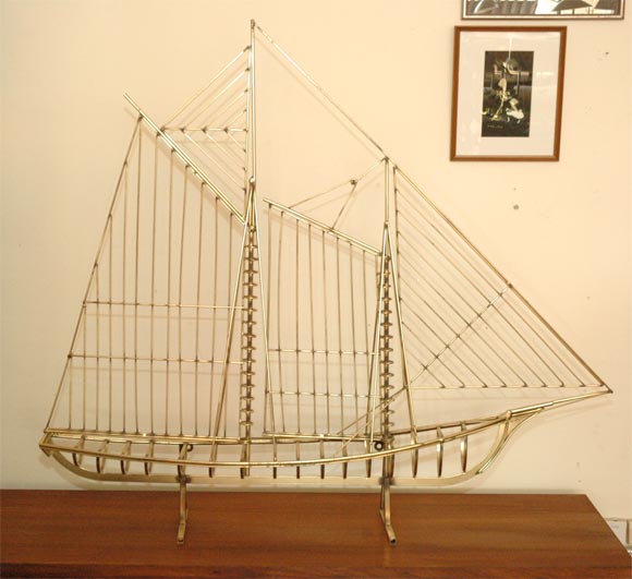 brass sailing boat which can be display on a table or fixed on<br />
the wall.