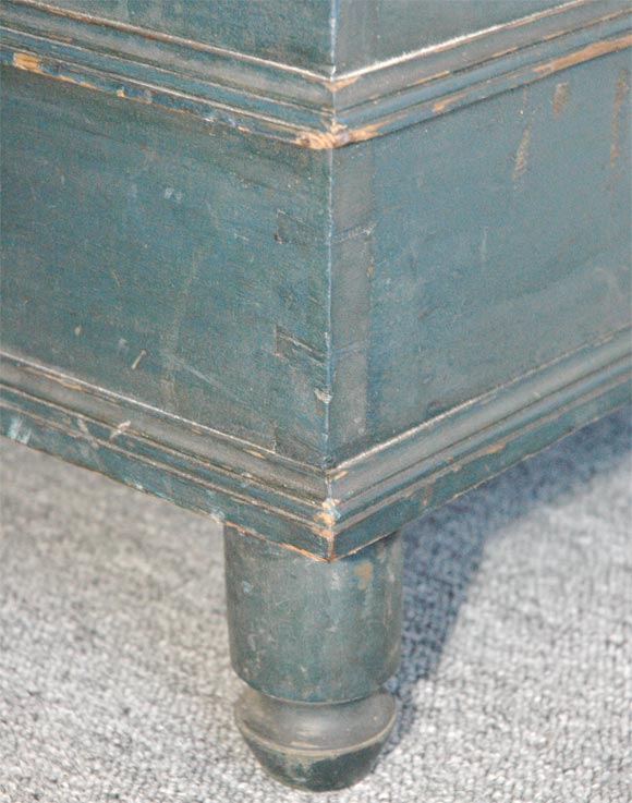 19THC ORIGINAL BLUE PAINTED DOWER CHEST FROM  PENNSYLVANIA. 3