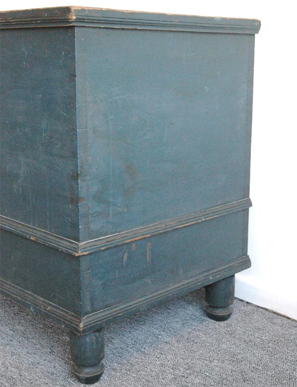 19THC ORIGINAL BLUE PAINTED DOWER CHEST FROM  PENNSYLVANIA. 4