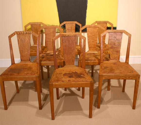 Beautiful high-quality 20th century dining table and chairs, attributed to Whytock & Reid of Edinburgh, made of elmwood and oak. <br />
<br />
The four chairs with yoke cresting and trapezoid splat backs in well figured burl-elm, drop-in seats