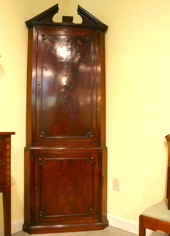 Beatiful Mahogany Corner Cabinet, c. 1780
