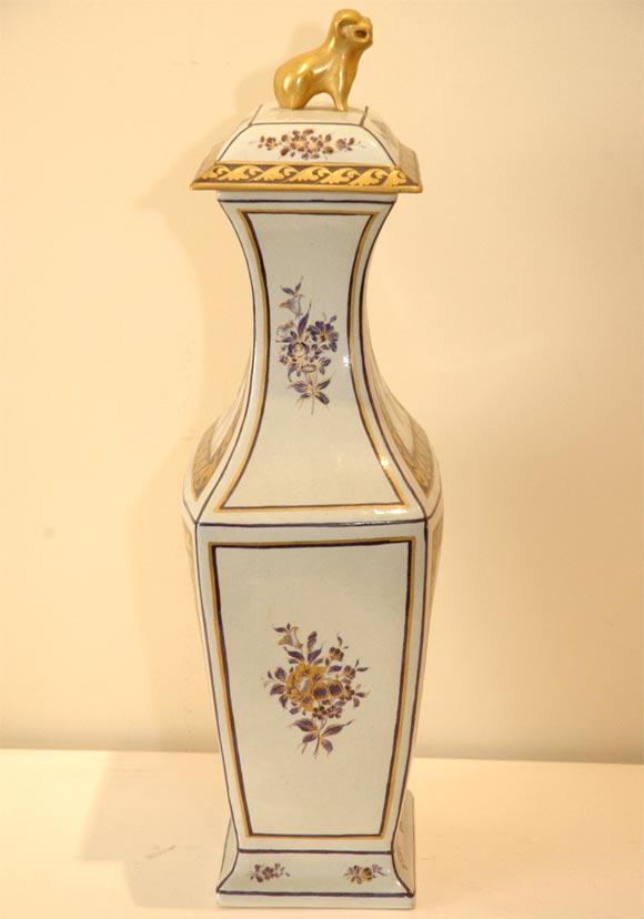 Pair of Italian Mottahedeh Urns In Excellent Condition In Los Angeles, CA