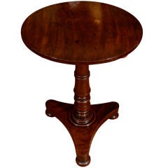 Mesa auxiliar circular basculante del siglo XIX sobre pedestal torneado