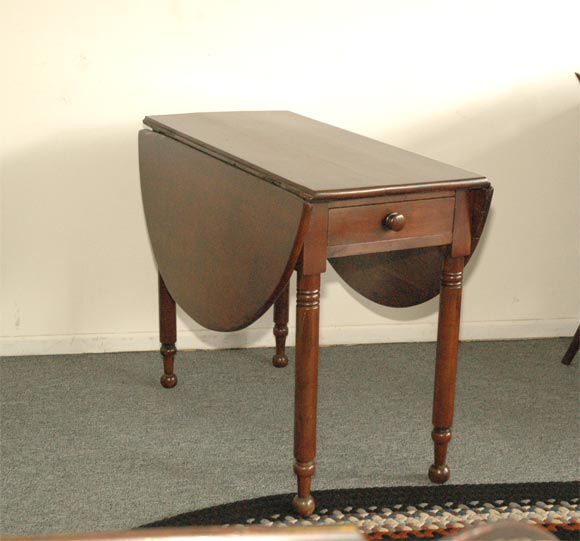 EARLY 19THC OVAL WALNUT DROP LEAF TABLE FROM PENNSYLVANIA