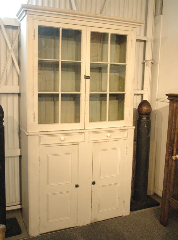 19THC ORIGINAL PAINTED TWO PIECES STEPBACK CUPBOARD WITH GREAT PATINA/GREAT CONDITION,ALL ORIGINAL HARDWARE AND GLASS TO THE DOORS.THIS PIECE CAME FROM A PRIVATE COLLECTION.