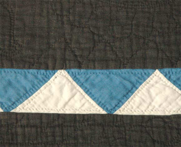 AMISH PLAIN QUILT FROM OHIO WITH BLUE&WHITE INNER SAWTOOTHBORDER 2