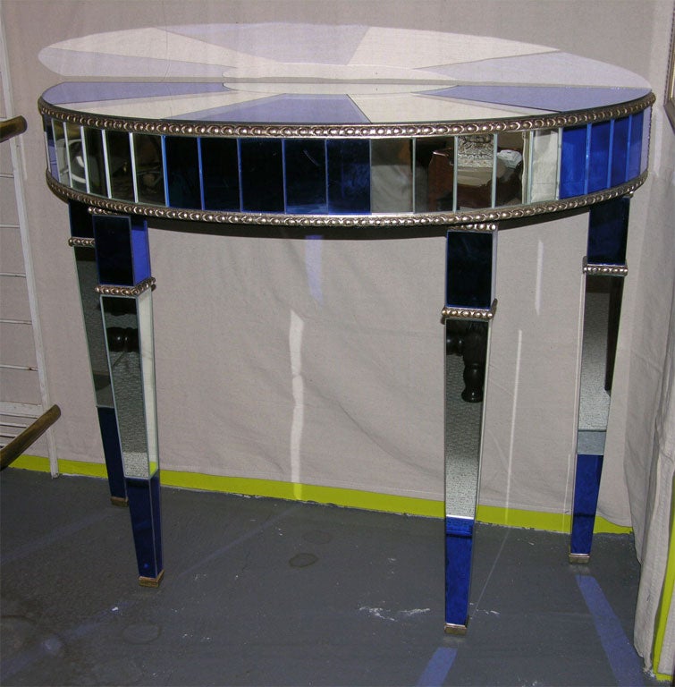 Ein dramatischer verspiegelter Konsolentisch in blauem und versilbertem Spiegelfurnier. Das Ganze ist in einen Rahmen aus geschnitztem Holz mit Blattsilber eingefasst.