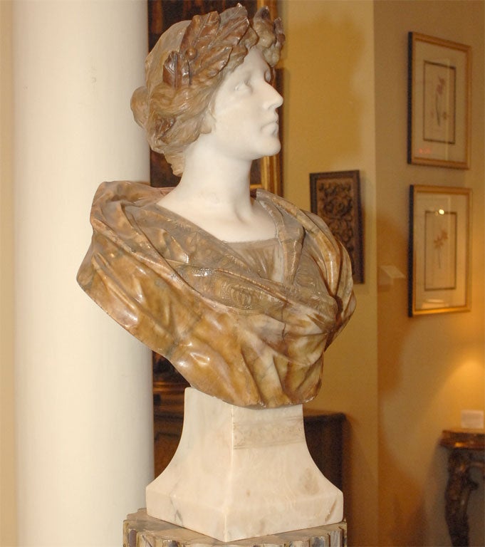 Allegorical female bust of "Fame"