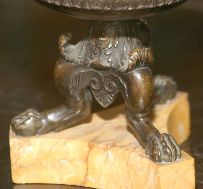 Paar Tazzas aus patinierter Bronze auf Marmorsockeln (Gegossen)