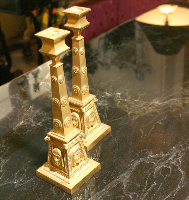 Similoro Coppia di candelieri egiziani in bronzo dorato in vendita