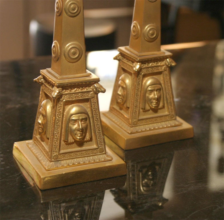 Coppia di candelieri egiziani in bronzo dorato in vendita 2