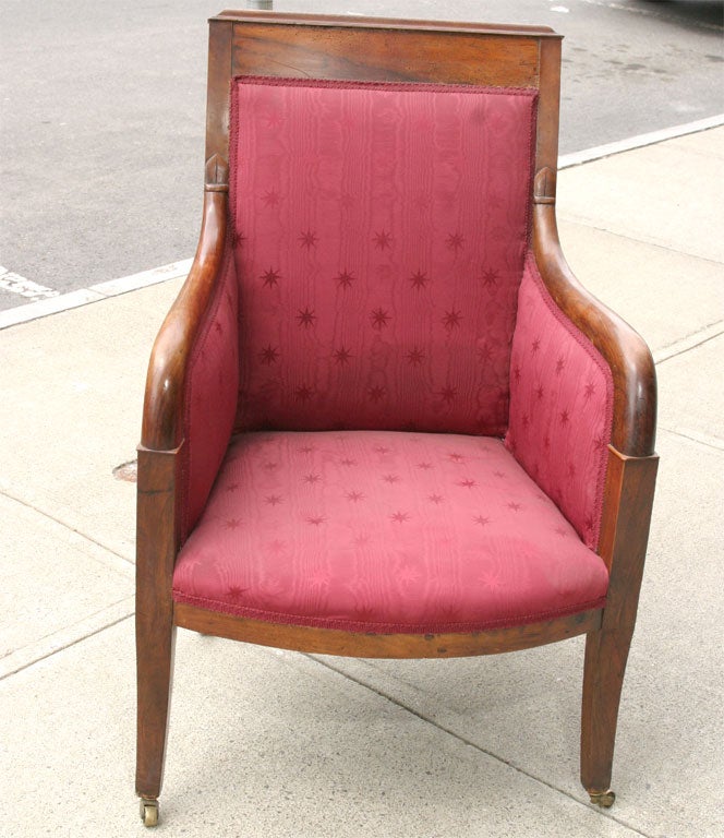 Une chaise française classique du début du XIXe siècle. La forme est bonne et la sélection de bois est détaillée et en grande forme. Le style fermé des accoudoirs rend la chaise confortable et le modèle s'intègre bien dans tout intérieur classique.