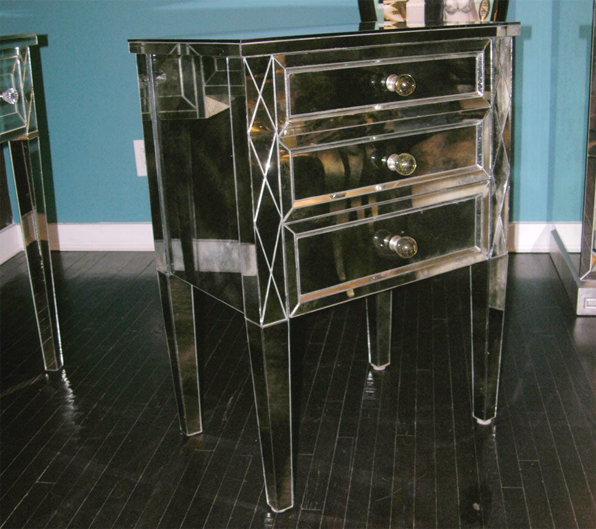 Table de nuit moderne et néoclassique à 3 tiroirs avec miroir biseauté et fumé. La personnalisation est possible dans différentes tailles, finitions et quincailleries.