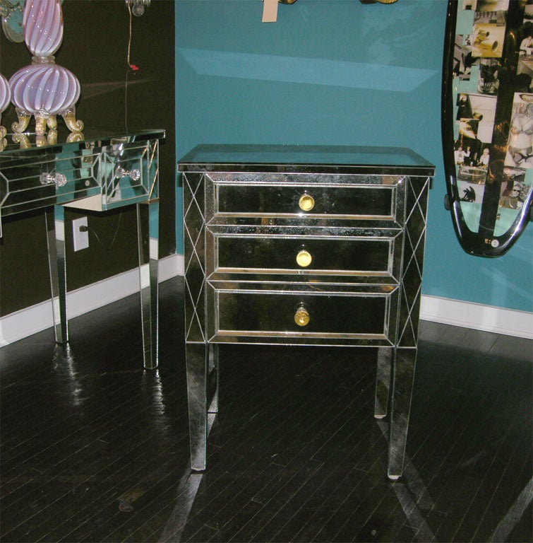 Américain Table de nuit moderne néoclassique à 3 tiroirs avec façade en losange et miroir biseauté fumé en vente