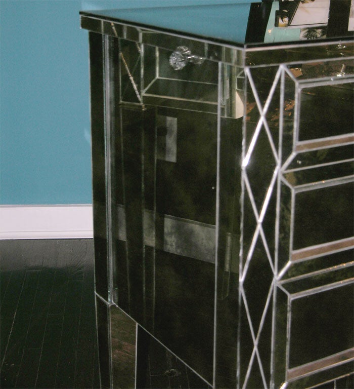 Table de nuit moderne néoclassique à 3 tiroirs avec façade en losange et miroir biseauté fumé Neuf - En vente à New York, NY