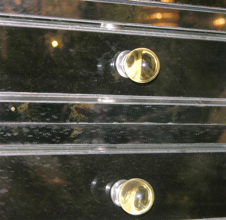 Bois Table de nuit moderne néoclassique à 3 tiroirs avec façade en losange et miroir biseauté fumé en vente