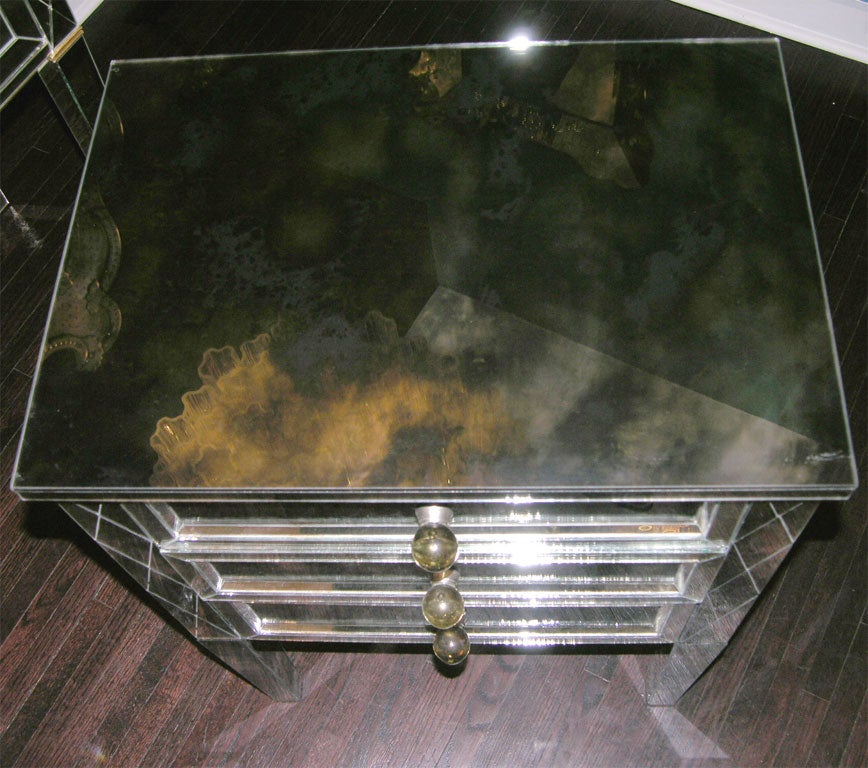 Table de nuit moderne néoclassique à 3 tiroirs avec façade en losange et miroir biseauté fumé en vente 2