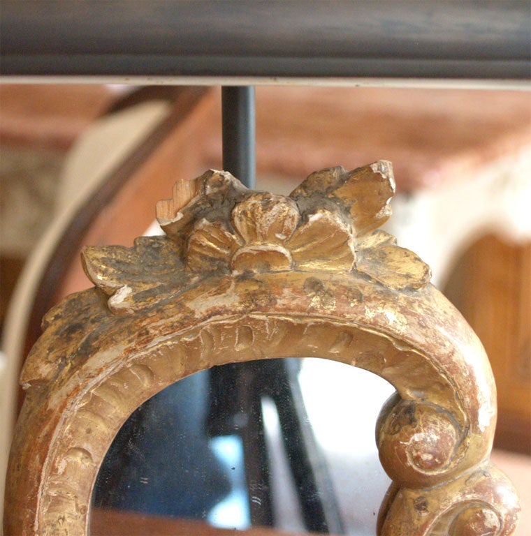 Miniatur-Louis-XV-Spiegel auf Bronzesockeln und mit Bilderleuchten (Vergoldet) im Angebot