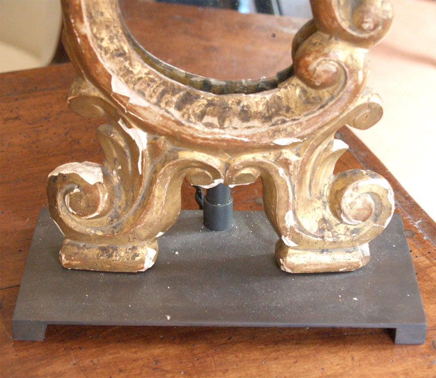 Miniatur-Louis-XV-Spiegel auf Bronzesockeln und mit Bilderleuchten im Angebot 1