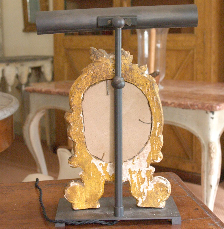 Miniatur-Louis-XV-Spiegel auf Bronzesockeln und mit Bilderleuchten im Angebot 3